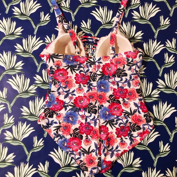 🌸 Floral One Piece 🌸 - Picture 2 of 3